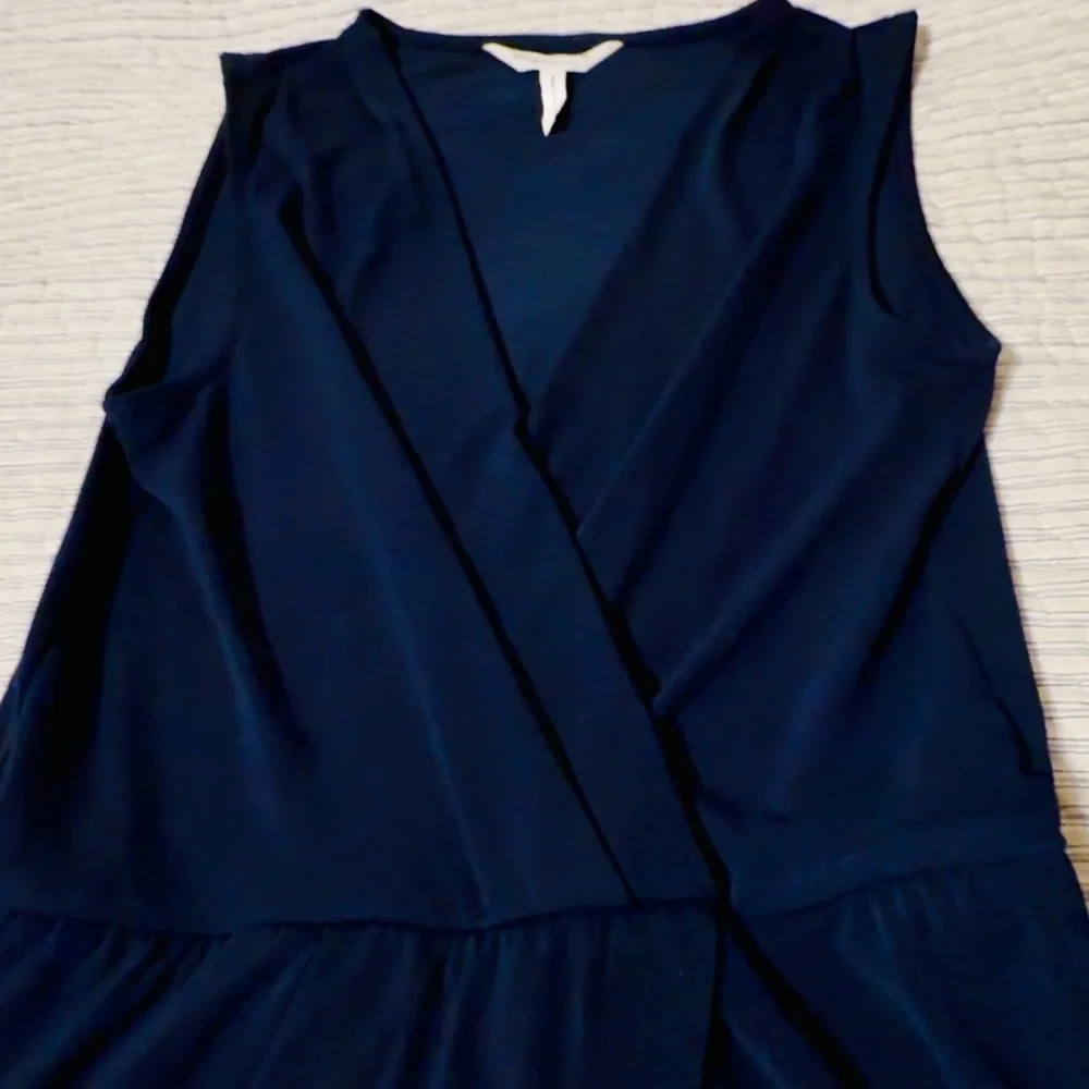 BCBGeneration navy blue mini romper, sz xs, v neck with snap, barely used - Picture 2 of 9
